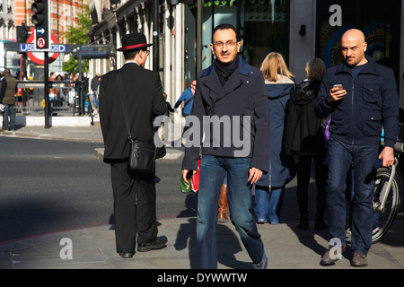 Occupato al di fuori della scena stazione metro di Knightsbridge. Uno di West London più aree ricche. Londra, Regno Unito. Foto Stock