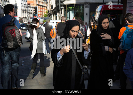 Occupato al di fuori della scena stazione metro di Knightsbridge. Uno di West London più aree ricche. Londra, Regno Unito. Foto Stock