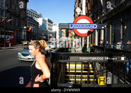 Occupato al di fuori della scena stazione metro di Knightsbridge. Uno di West London più aree ricche. Londra, Regno Unito. Foto Stock