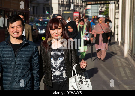 Occupato al di fuori della scena stazione metro di Knightsbridge. Uno di West London più aree ricche. Londra, Regno Unito. Foto Stock