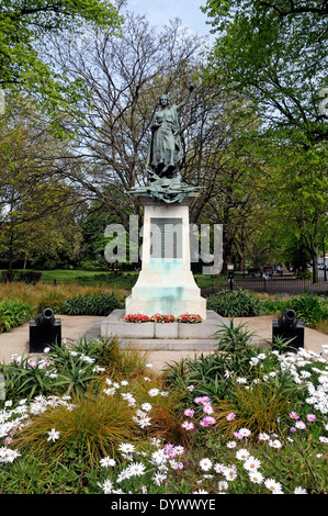 Memoriale di guerra i campi di Highbury commemora Islington residenti che sono morti nella guerra boera, con fiori alla ribalta di Highbury London Foto Stock