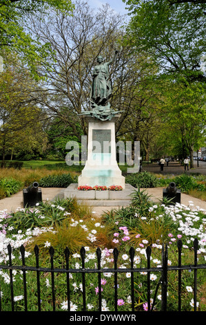 Memoriale di guerra nei campi di Highbury commemora Islington residenti che sono morti nella guerra boera fiori e ringhiere alla ribalta Foto Stock