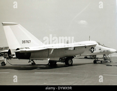Il General Dynamics F-111A Aardvark era un versatile bombardiere tattico multiruolo utilizzato dalla U.S. Air Force. Noto per la sua ala a raggio variabile, è stato progettato per un'ampia gamma di missioni di combattimento, tra cui attacchi al suolo e bombardamenti strategici. Foto Stock