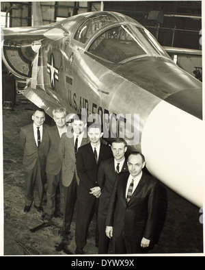 Il General Dynamics F-111A Aardvark era un versatile caccia-bombardiere tattico sviluppato per la U.S. Air Force negli anni '1960 Conosciuto per le sue ali a raggio variabile, l'F-111A fu utilizzato sia in ruoli di bombardamento che di ricognizione, e fu impiegato durante la guerra del Vietnam. Foto Stock
