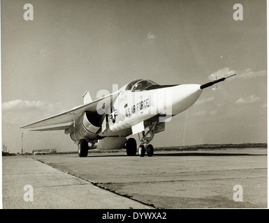 Il General Dynamics F-111A Aardvark era un versatile caccia-bombardiere americano entrato in servizio negli anni '1960 Noto per le sue ali a raggio variabile, è stato utilizzato in diversi ruoli, tra cui attacco al suolo e ricognizione. Foto Stock