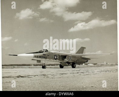 L'F-111A Aardvark, sviluppato dalla General Dynamics, era un versatile caccia-bombardiere progettato sia per missioni tattiche che strategiche. Conosciuta per la sua ala a raggio variabile, fu una delle principali risorse per l'aeronautica militare statunitense durante la Guerra fredda. Foto Stock