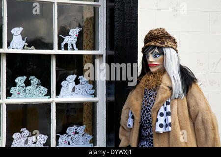 Malvagio "Cruella De Vil" Stuffed Evil Witch Evil Queen Maleficent. La caricatura e i suoi cani dalmati al Wray Scarecrow Festival, istituito nel 1995, si svolge ogni anno, con un tema diverso. Foto Stock