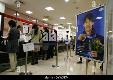 Vista generale, 26 Aprile 2014 : Yuzuru Hanyu di Sochi Olimpiadi medaglia d'oro a wave di spettatori durante una parata a Sendai, Miyagi, Giappone. © AFLO SPORT/Alamy Live News Foto Stock