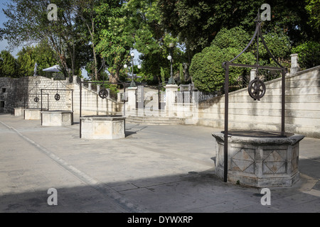 Riga pozzi od a cinque pozzi quadrato in Zadar, Croazia. Foto Stock