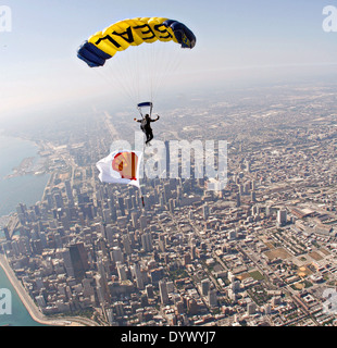 Un US Navy SEAL membro del team paracadute al di sopra di Chicago durante una pratica salto per il cinquantunesimo annuale di Chicago Sea & Air Show Agosto 14, 2009 a Chicago, IL. Foto Stock