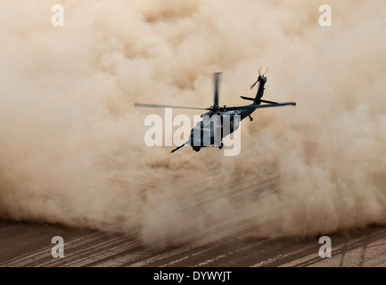 Un US Air Force HH-60G Pave Hawk elicottero esegue una brown-out sbarco durante un volo di orientamento Marzo 27, 2014 a Camp Lemonnier, Gibuti. Foto Stock