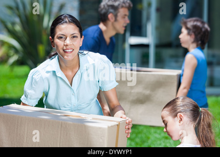 Famiglia nella grande casa Foto Stock