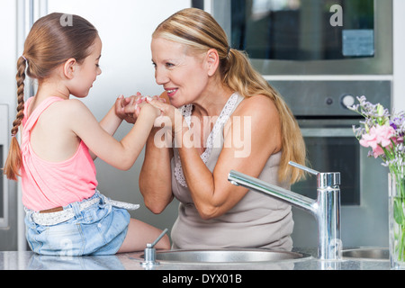 La nonna e il bambino ragazza la cottura cucina domestica Foto Stock