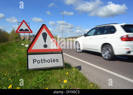 Autocarro passando buca cartelli di avvertimento sulla strada regno unito Foto Stock