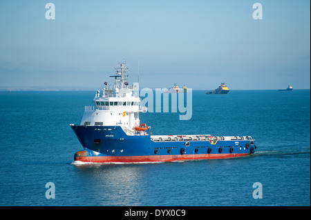 Il Mana Multi Purpose Offshore nave registrata a Singapore la vela in Aberdeen, Scozia. SCO 9062 Foto Stock