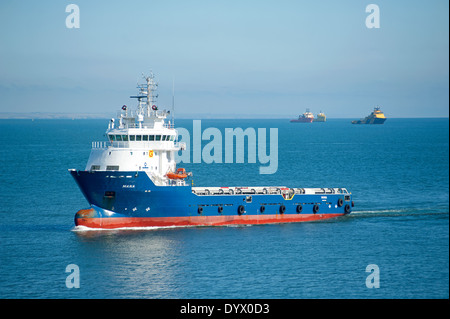 Il Mana Multi Purpose Offshore nave registrata a Singapore la vela in Aberdeen, Scozia. Foto Stock