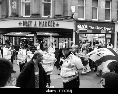 Newcastle upon Tyne, England Regno Unito. Il 26 aprile 2014. Gli ufficiali di polizia linea fino al controllo della Difesa inglese League (EDL) dimostrazione in Grainger Street, Newcastle il 26 aprile, 2014. Credito: Victor W. Adams / Alamy Live News Foto Stock