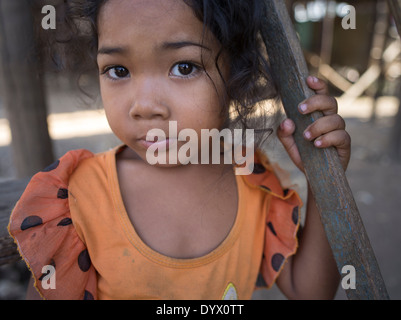 Giovane ragazza a Kompong Pluk villaggio galleggiante vicino a Siem Reap, Cambogia Foto Stock