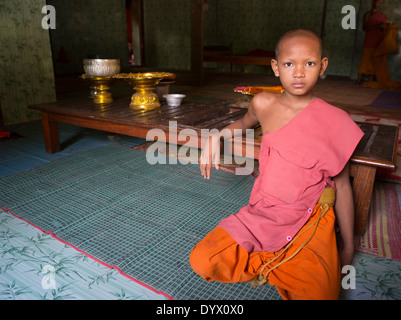 Giovane monaco buddista negli spazi abitativi a Angkor Wat, Siem Reap, Cambogia Foto Stock