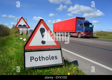 Autocarro passando buca cartelli di avvertimento sulla strada regno unito Foto Stock