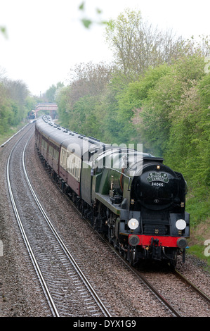 West Country class locomotiva a vapore n. 34046 'Braunton' tirando le cattedrali Express in Wilmcote, Warwickshire, Regno Unito Foto Stock