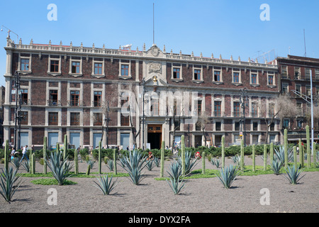 Cinquecentesco edificio storico ora gli uffici governativi Monte de Piedad centro storico di Città del Messico MESSICO Foto Stock