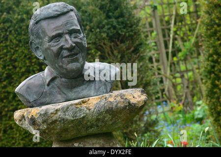 Busto di televisori "giardinieri mondo' giardiniere e presentatore Geoff Hamilton a Barnsdale Gardens di Rutland. Inghilterra, Regno Unito Foto Stock