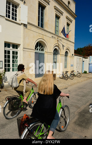 I ciclisti a Ile d'Aix, regione Poitou-Charentes della Francia. Foto Stock