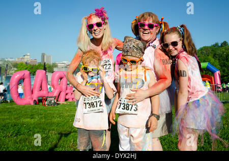 Knoxville, Tennessee, Stati Uniti d'America . Xxv Aprile, 2014. Il colore Me Rad 5k gara di Knoxville, Tennessee, Stati Uniti d'America sabato 26 aprile, 2014 a beneficio del Tennessee orientale ospedale per bambini Credit: Marc Griffin/Alamy Live News Foto Stock