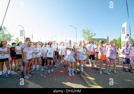 Knoxville, Tennessee, Stati Uniti d'America . Xxv Aprile, 2014. Il colore Me Rad 5k gara di Knoxville, Tennessee, Stati Uniti d'America sabato 26 aprile, 2014 a beneficio del Tennessee orientale ospedale per bambini Credit: Marc Griffin/Alamy Live News Foto Stock