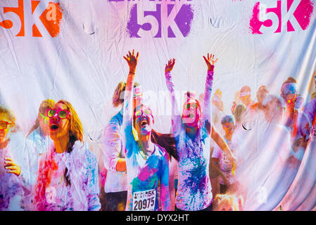 Knoxville, Tennessee, Stati Uniti d'America . Xxv Aprile, 2014. Il colore Me Rad 5k gara di Knoxville, Tennessee, Stati Uniti d'America sabato 26 aprile, 2014 a beneficio del Tennessee orientale ospedale per bambini Credit: Marc Griffin/Alamy Live News Foto Stock