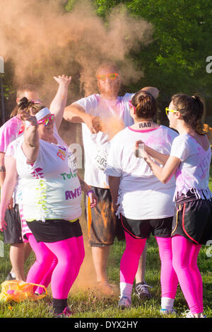 Knoxville, Tennessee, Stati Uniti d'America . Xxv Aprile, 2014. Il colore Me Rad 5k gara di Knoxville, Tennessee, Stati Uniti d'America sabato 26 aprile, 2014 a beneficio del Tennessee orientale ospedale per bambini Credit: Marc Griffin/Alamy Live News Foto Stock