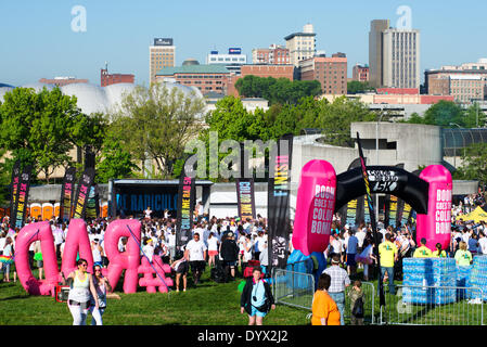 Knoxville, Tennessee, Stati Uniti d'America . Xxv Aprile, 2014. Il colore Me Rad 5k gara di Knoxville, Tennessee, Stati Uniti d'America sabato 26 aprile, 2014 a beneficio del Tennessee orientale ospedale per bambini Credit: Marc Griffin/Alamy Live News Foto Stock