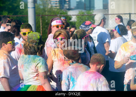 Knoxville, Tennessee, Stati Uniti d'America . Xxv Aprile, 2014. Il colore Me Rad 5k gara di Knoxville, Tennessee, Stati Uniti d'America sabato 26 aprile, 2014 a beneficio del Tennessee orientale ospedale per bambini Credit: Marc Griffin/Alamy Live News Foto Stock