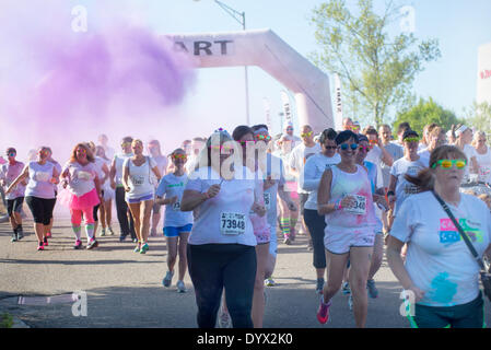 Knoxville, Tennessee, Stati Uniti d'America . Xxv Aprile, 2014. Il colore Me Rad 5k gara di Knoxville, Tennessee, Stati Uniti d'America sabato 26 aprile, 2014 a beneficio del Tennessee orientale ospedale per bambini Credit: Marc Griffin/Alamy Live News Foto Stock