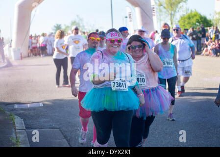 Knoxville, Tennessee, Stati Uniti d'America . Xxv Aprile, 2014. Il colore Me Rad 5k gara di Knoxville, Tennessee, Stati Uniti d'America sabato 26 aprile, 2014 a beneficio del Tennessee orientale ospedale per bambini Credit: Marc Griffin/Alamy Live News Foto Stock