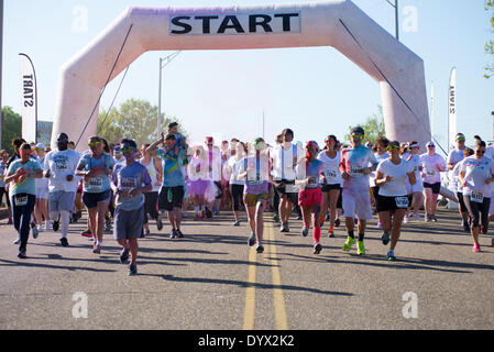 Knoxville, Tennessee, Stati Uniti d'America . Xxv Aprile, 2014. Il colore Me Rad 5k gara di Knoxville, Tennessee, Stati Uniti d'America sabato 26 aprile, 2014 a beneficio del Tennessee orientale ospedale per bambini Credit: Marc Griffin/Alamy Live News Foto Stock