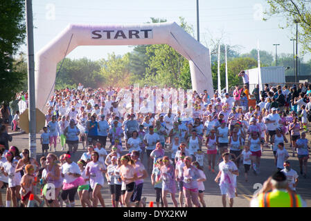 Knoxville, Tennessee, Stati Uniti d'America . Xxv Aprile, 2014. Il colore Me Rad 5k gara di Knoxville, Tennessee, Stati Uniti d'America sabato 26 aprile, 2014 a beneficio del Tennessee orientale ospedale per bambini Credit: Marc Griffin/Alamy Live News Foto Stock