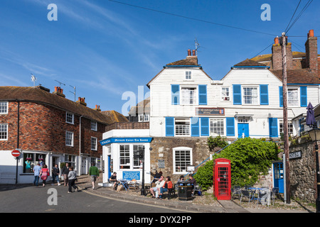 La segala Town Center, Old Borough Arms Hotel nei locali di infissi e serramenti, stile Mermaid Corner sale da tè, telefono rosso box Foto Stock