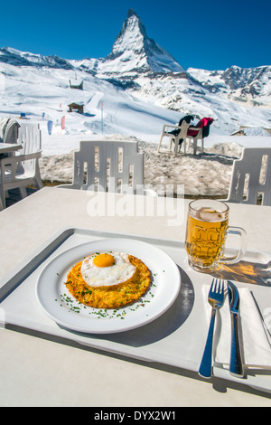 Röstinchen con uovo fritto, un tradizionale piatto svizzero, con il Cervino sullo sfondo, zermatt wallis o il Vallese, Svizzera Foto Stock