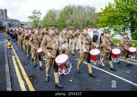 Larne, Irlanda del Nord. 26 apr 2014 - una sfilata con oltre 3000 partecipanti, è stato tenuto in onore del centenario della pistola-running, quando 50.000 pistole e ammunion furono portati in Irlanda del Nord al braccio l'Ulster Volunteer Force (UVF) Credito: Stephen Barnes/Alamy Live News Foto Stock