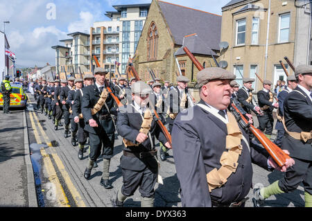 Larne, Irlanda del Nord. 26 apr 2014 - una sfilata con oltre 3000 partecipanti, è stato tenuto in onore del centenario della pistola-running, quando 50.000 fucili e munizioni sono stati portati in Irlanda del Nord al braccio l'Ulster Volunteer Force (UVF) Credito: Stephen Barnes/Alamy Live News Foto Stock