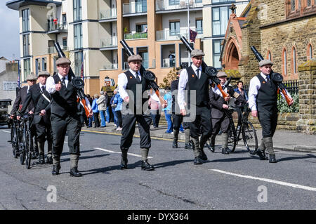 Larne, Irlanda del Nord. 26 apr 2014 - una sfilata con oltre 3000 partecipanti, è stato tenuto in onore del centenario della pistola-running, quando 50.000 pistole e ammunion furono portati in Irlanda del Nord al braccio l'Ulster Volunteer Force (UVF) Credito: Stephen Barnes/Alamy Live News Foto Stock