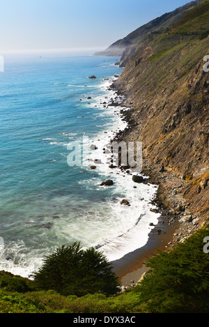 Un piccolo tratto di spiaggia della California costa scoscesa. Foto Stock