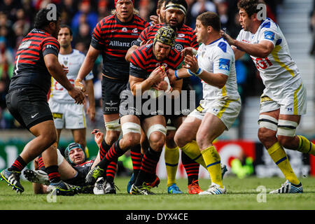 Londra, Regno Unito. 26 apr 2014. Kelly BROWN di Saraceni è affrontato da Benjamin KAYSER (anteriore) e Nathan Hines (posteriore) di Clermont Auvergne durante la Heineken Cup semi-finale tra i saraceni e ASM CLERMONT AUVERGNE a Twickenham. Credito: Azione Sport Plus/Alamy Live News Foto Stock