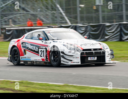 Nissan GT-R GT3 Sports Racing Car nel British GT Championship ad Oulton Park Motor Racing circuito Cheshire England Regno Unito Foto Stock