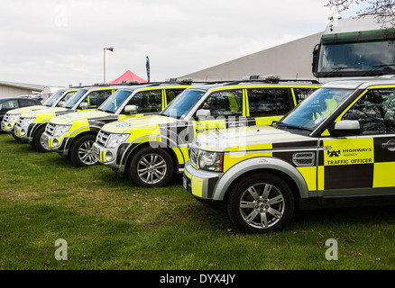 Una linea di Autostrade agenzia ufficiale di traffico di veicoli parcheggiati in una linea ad Oulton Park Motor Racing circuito Cheshire England Regno Unito Foto Stock