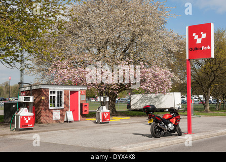 Piccola Stazione di riempimento la vendita di gasolio nel paddock di Oulton Park Motor Racing circuito Cheshire England Regno Unito Regno Unito Foto Stock