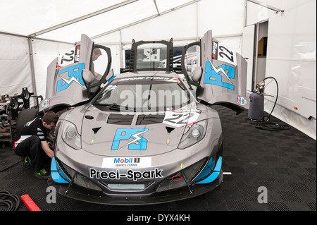 McLaren MP4 12C Sports Racing auto nel garage a British GT Championship ad Oulton Park Cheshire England Regno Unito Regno Unito Foto Stock