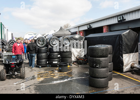 Slick e le gomme da bagnato su ruote per GT Racing Cars nel paddock di Oulton Park Motor Racing circuito Cheshire England Regno Unito Foto Stock
